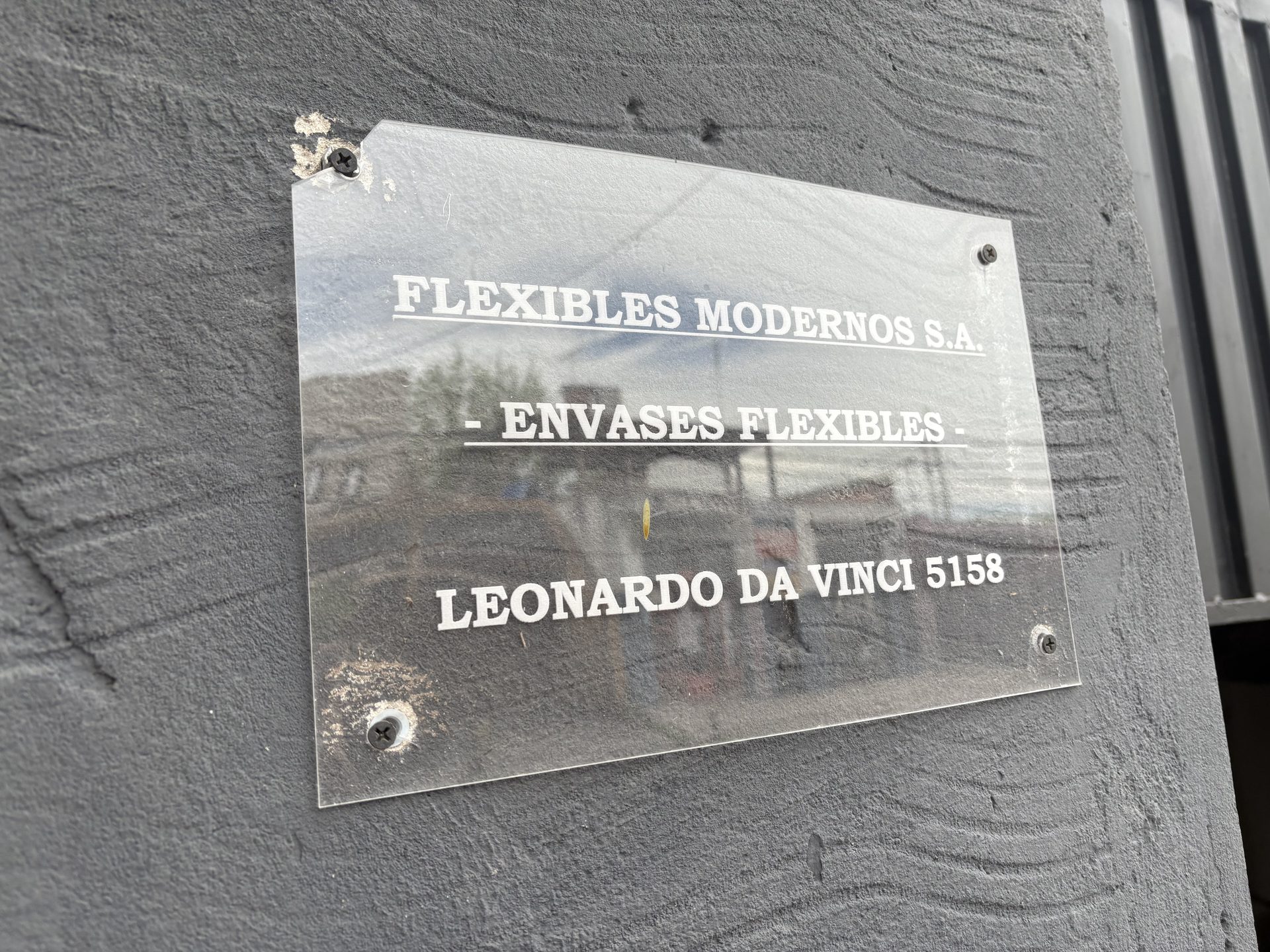 Placa de Flexibles Modernos en la fachada, Leonardo Da Vinci 5158