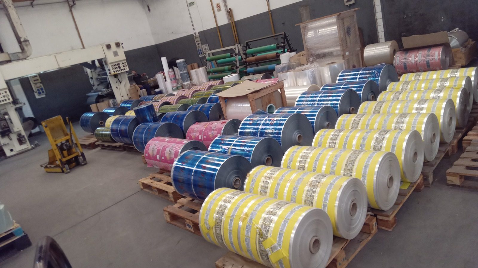 Bobinas impresas sobre pallets en la planta