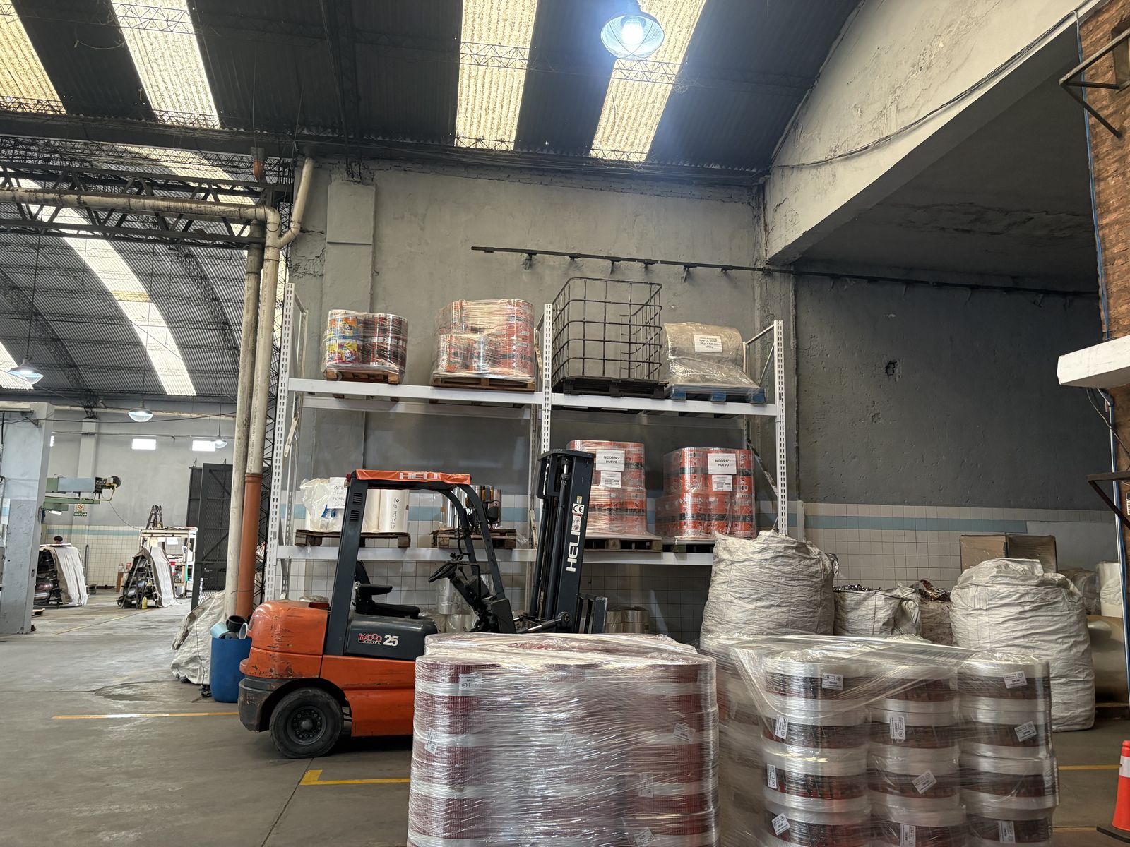 Depósito con pallets de bobinas listas para despacho